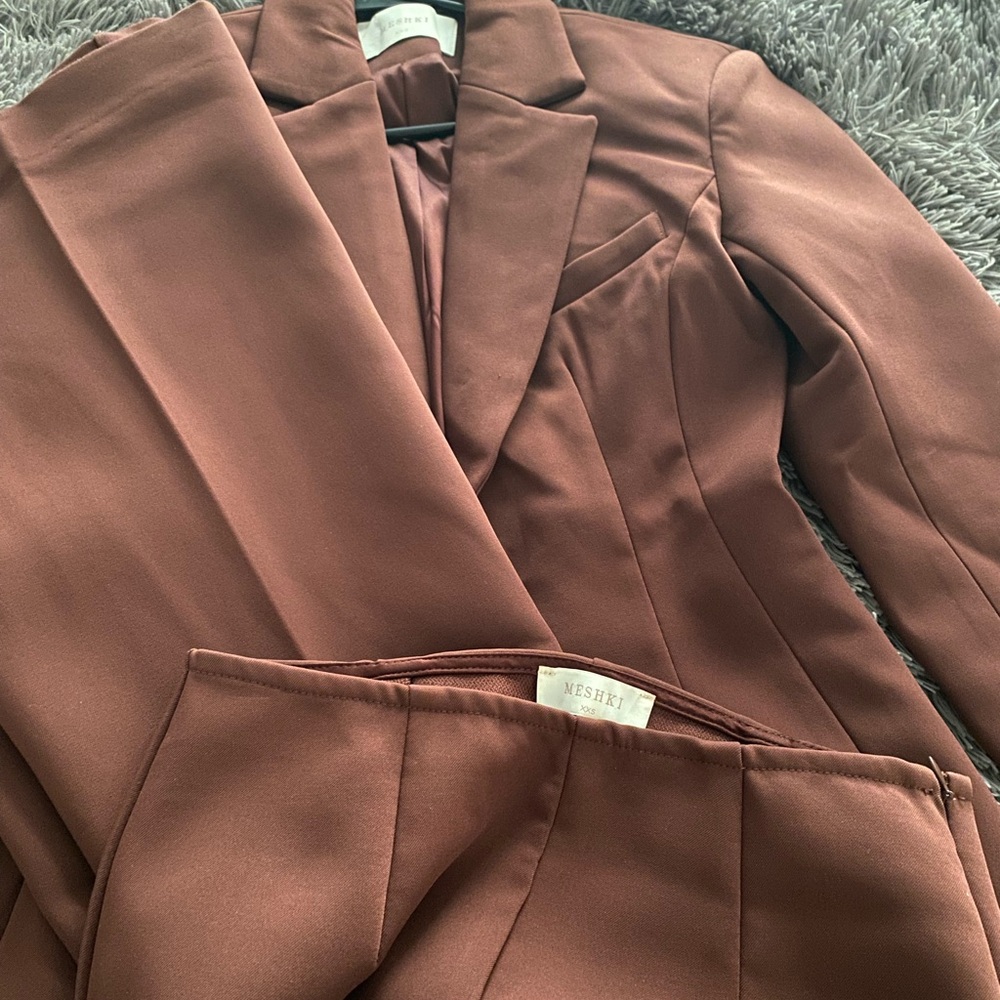 Suit - Picture 2 of 6